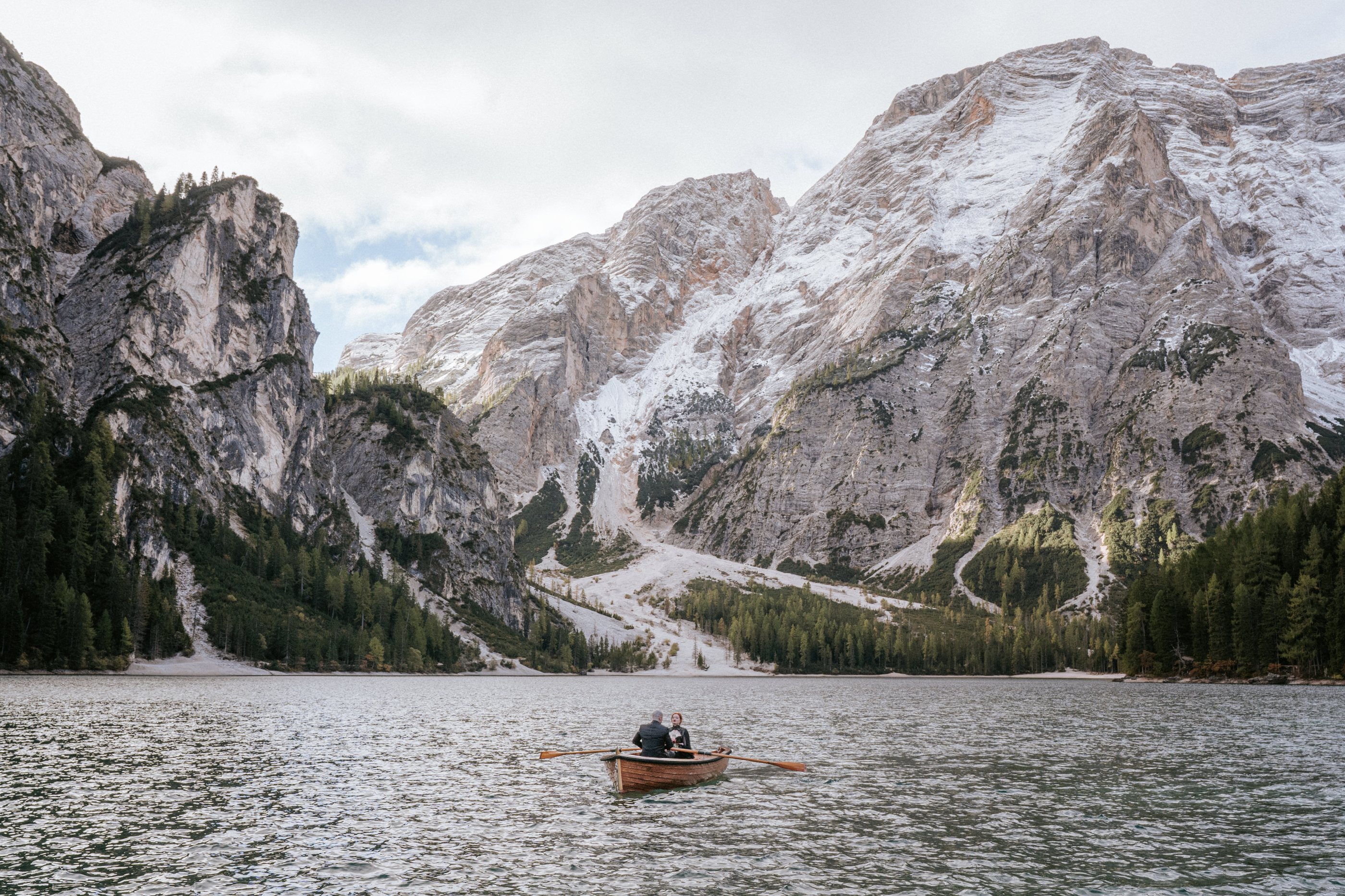 Lago di Braies at sunrise – wide view over the turquoise alpine lake with Dolomite peaks reflected in the water – elopement photographer South Tyrol