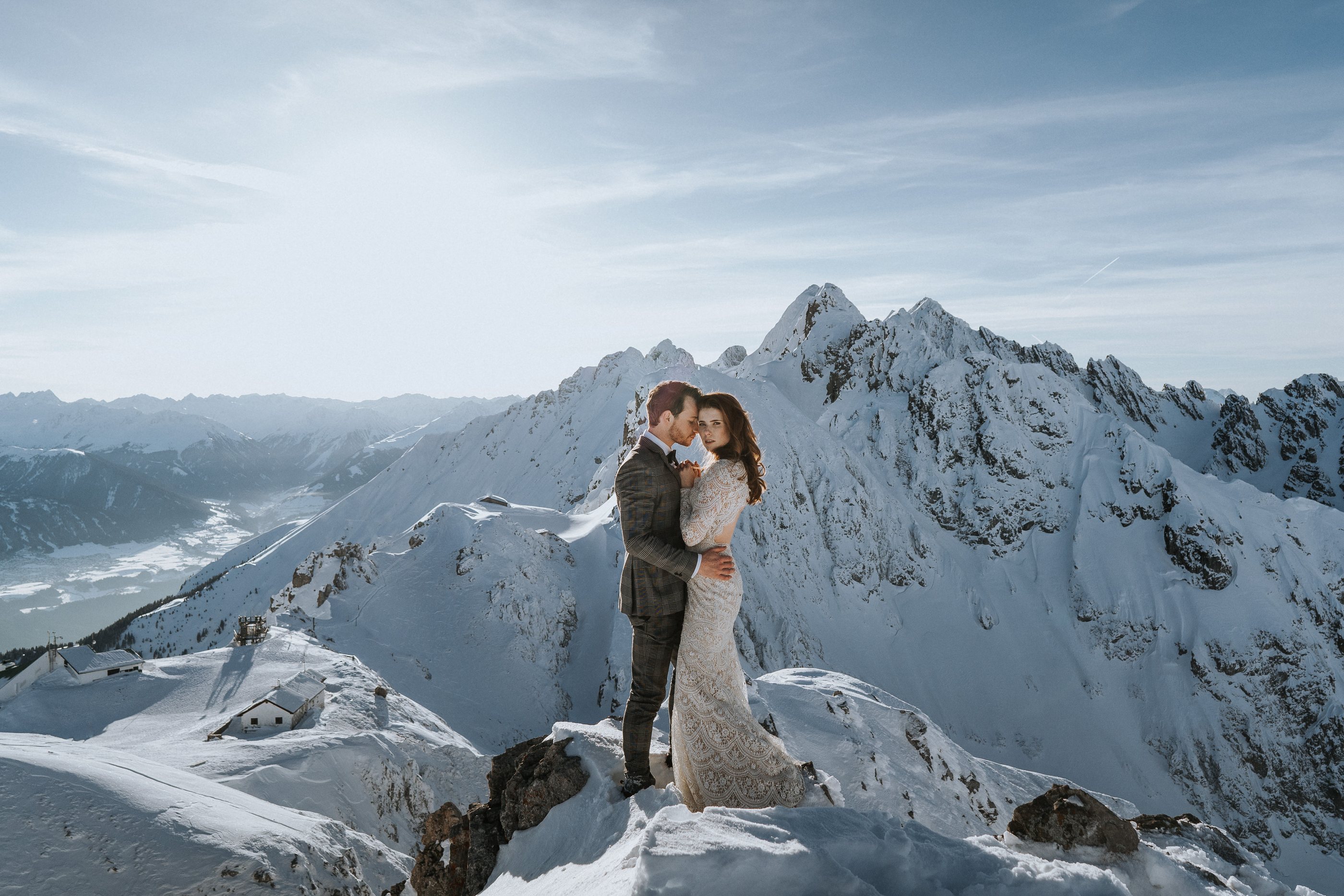 Offizielle Hochzeit in Tirol mit Bergen im Hintergrund