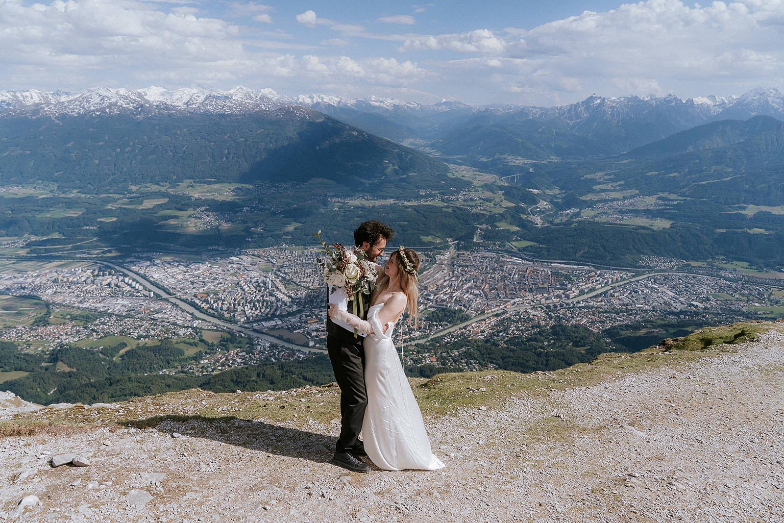 Brautpaar auf der Nordkette hoch über Innsbruck nach der Standesamt-Hochzeit